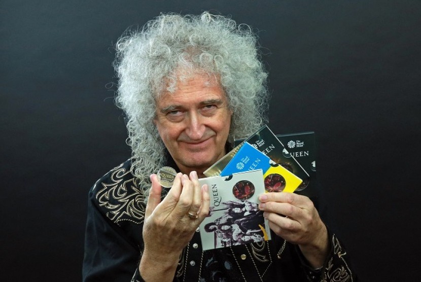 Gitaris rand rock Queen, Brian May, memperlihatkan uang koin edisi khusus Band Queen yang diterbitkan oleh The Royal Mint. May mengaku masih berduka dengan kepergian sang vokalis, Freddie Mercury.