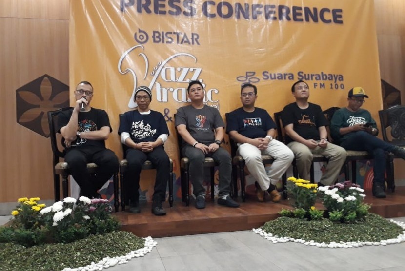 Gitaris Dewa 19, Andra Ramadhan (kiri) memberikan keterangan pers terkait persiapannya tampil  di Bistar Jazz Traffic Festival (JTF) pada 14 dan 15 September 2019.