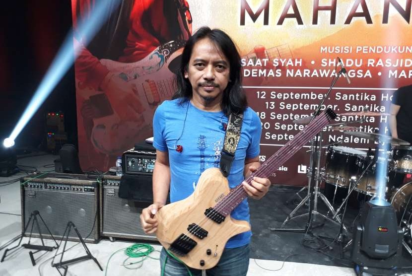Gitaris terbaik Indonesia Dewa Budjana, merupakan salah satu musisi yang akan tampil di acara puncak Festival Pamalayu di Kabupaten Dharmasraya pada Senin (6/1) malam