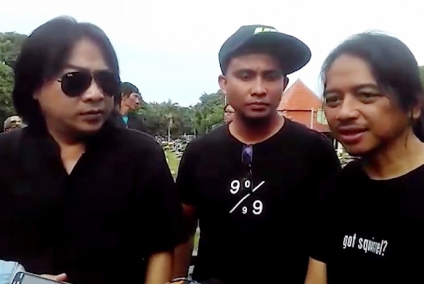 Gitaris grup band GIGI, Dewa Budjana (Kanan)