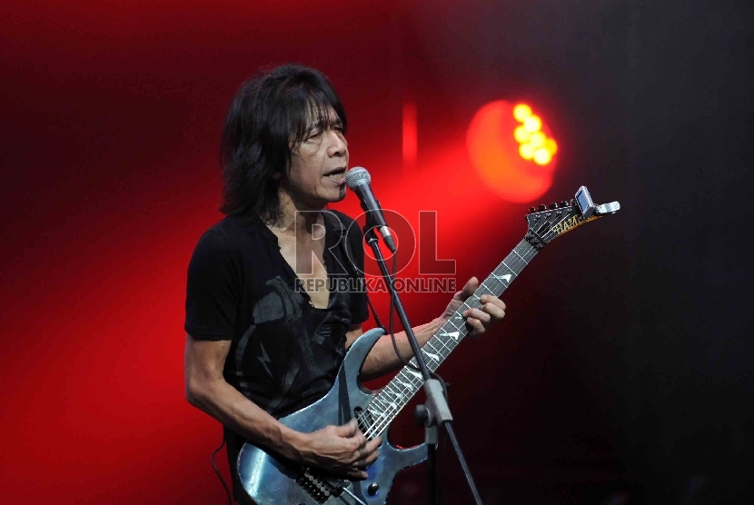 Gitaris Ian Antono memanaskan konser Panggung Sandiwara God Bless di Jakarta, Jumat (7/8) malam.