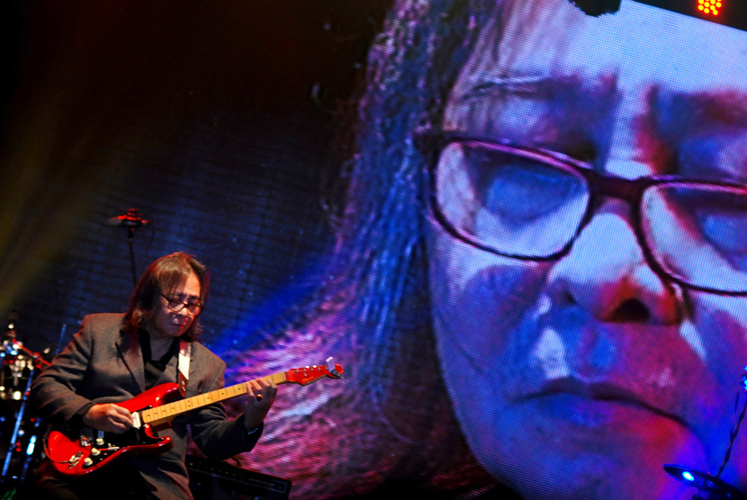 Gitaris Jopie Item saat tampil menghibur penonton pada Konser Super Guitarist Indonesia 2015, Bandung, Jawa Barat, Sabtu (12/12)