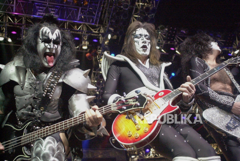 Gitaris Kiss Paul Stanley (kanan), gitaris Ace Frehley (tengah), dan bassis Gene Simmons (kiri). Frehley, meninggal dunia pada usia 74 tahun.
