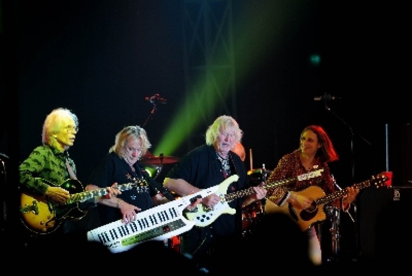 Gitaris Yes Steve Howe (kiri), pemain kibor Geoff Downes, pemain bass Chris Squire dan vokalis Jon Davison beraksi saat tampil dalam konser musik Celebrating 44 Years Of YES di Jakarta, Selasa (24/4)