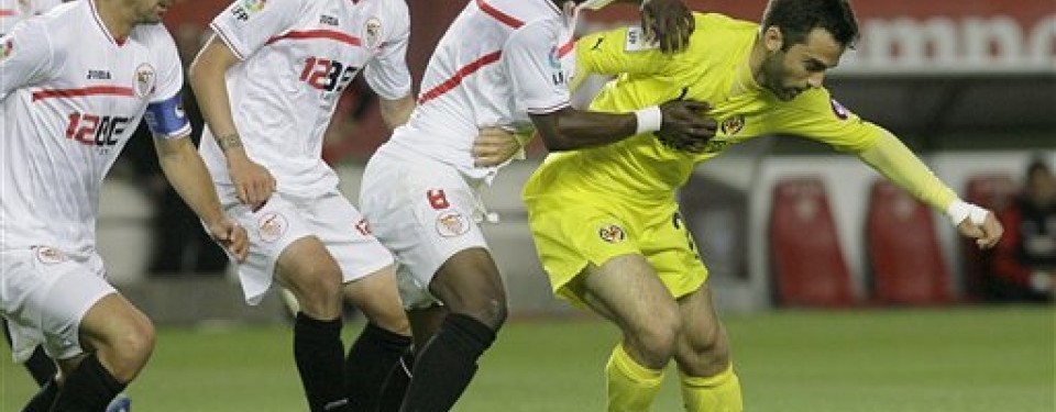 Giuseppe Rossi, striker Villarreal, mendapat kawalan tiga pemain Sevilla. 