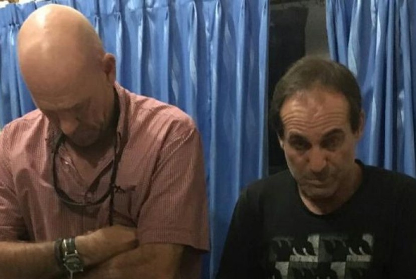 Giuseppe Serafino (kanan) dan dan David Matthew (kiri) setelah ditahan dengan tuduhan kepemilikan narkoba di Bali.