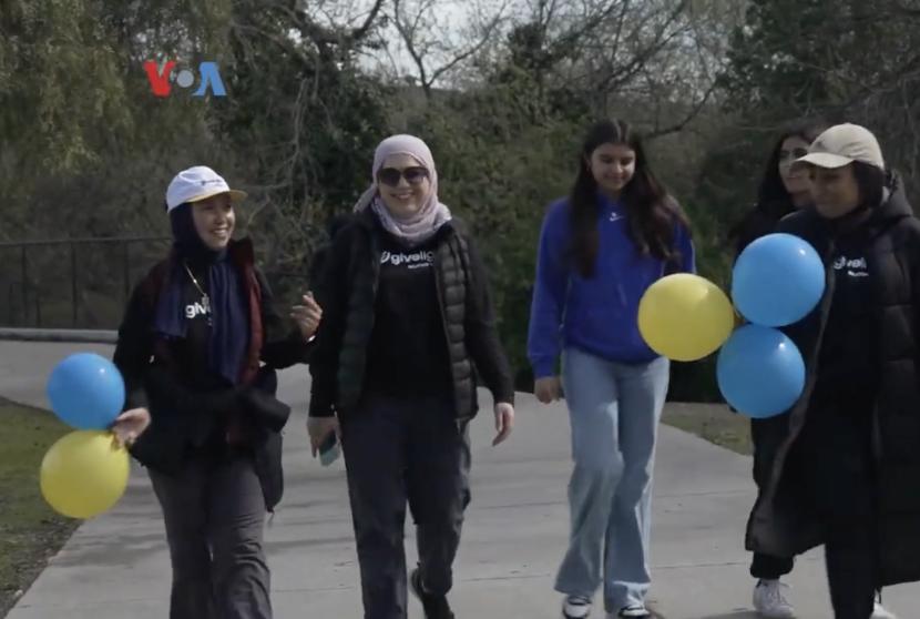 Givelight Foundation menggalang dana melalui walkathon Global Walk untuk anak yatim piatu.