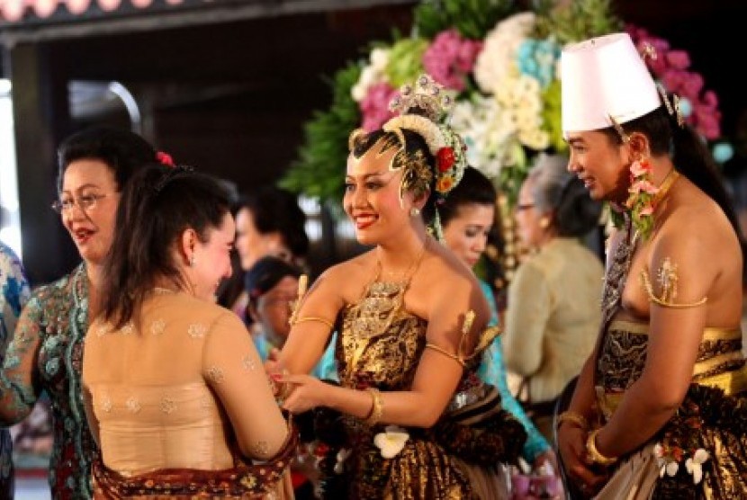 GKR Hayu (tengah), KPH Notonegoro (kanan) dan GKR Hemas (kiri) menerima ucapan selamat dari para tamu undangan yang menghadiri Pernikahan Agung Kraton Yogyakarta, Selasa (22/10). 