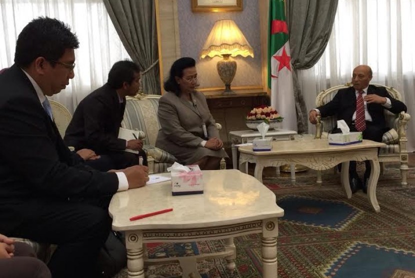 GKR Hemas menyempatkan diri untuk mengunjungi parlemen Aljazair.