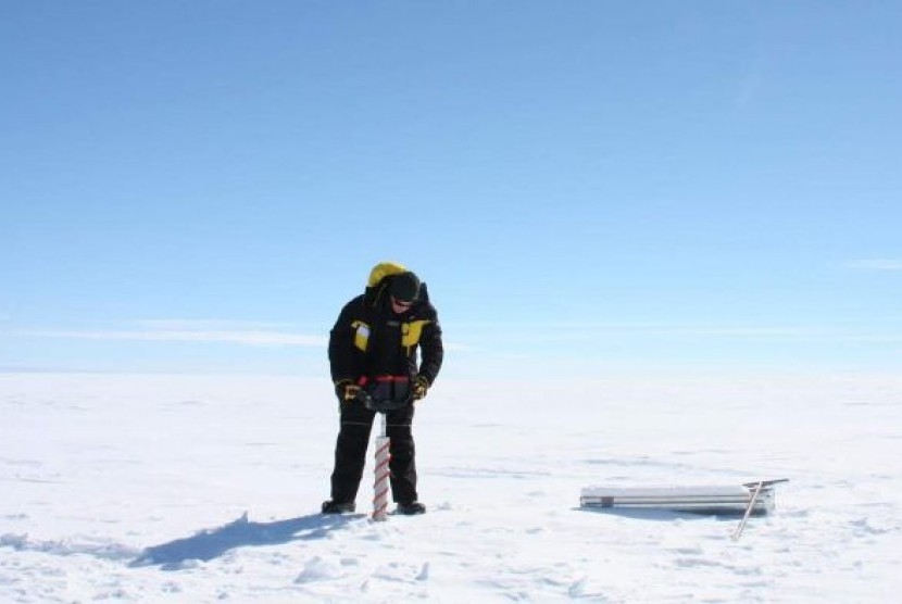 Glaciologis Tas van Ommen menyatakan Australia berhasil menemukan lokasi menjanjikan di Antartike yang disebut Dome C.