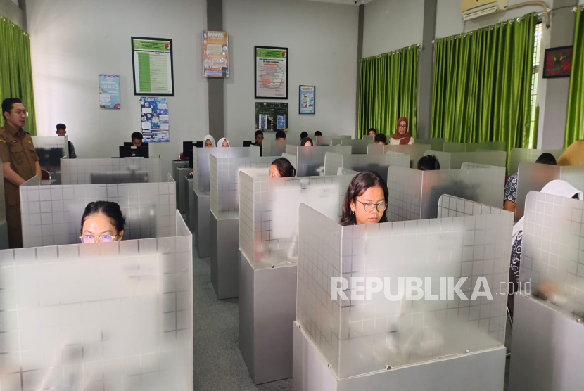 Gladi TKA digelar di sejumlah daerah seperti Denpasar, Makassar, Medan, Pontianak, dan Sorong. Gladi ini penting untuk memastikan kesiapan teknis dan mental siswa.