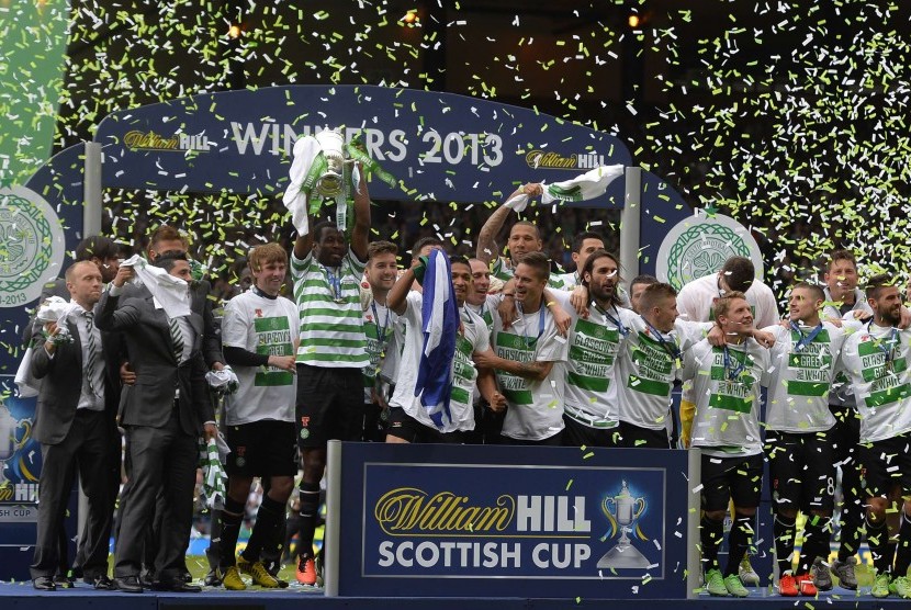 Glasgow Celtic meraih trofi Piala Skotlandia 2012/2013.