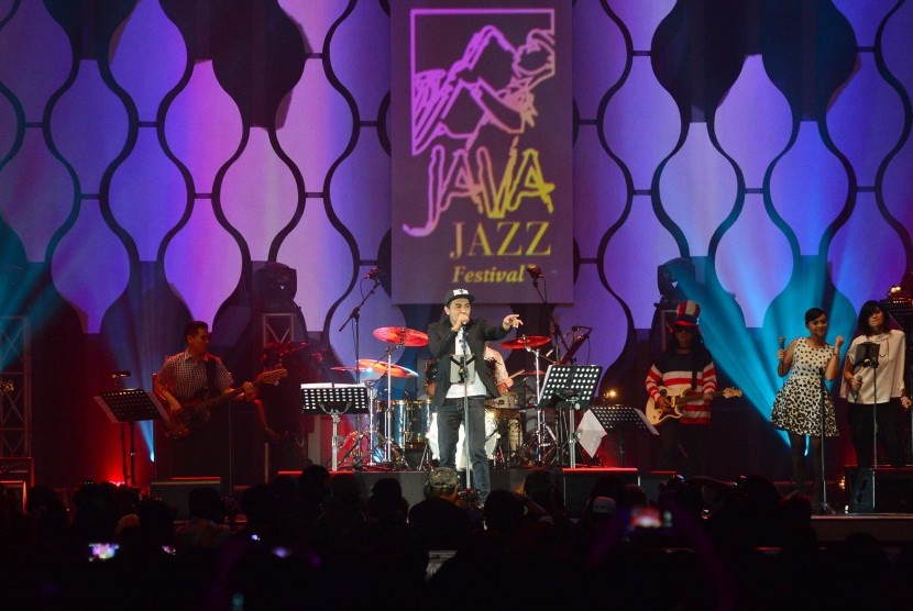 Glenn Fredly beraksi membawakan lagu Michael Jackson diatas panggung Java Jazzz Festival yang diselenggarakan di Jakarta International Expo, Kemayoran, Jakarta Pusat, Jumat (6/3)