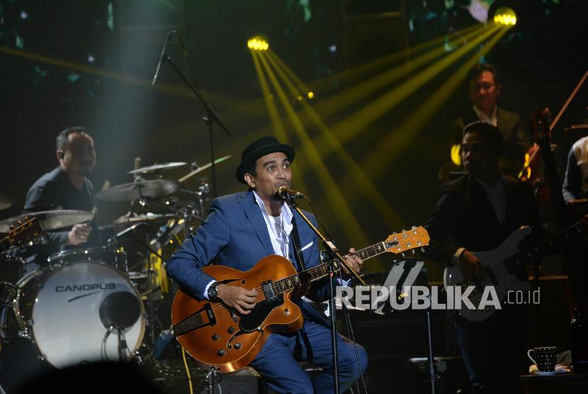 Glenn Fredly membawakan lagu dalan konser Harmonia:Titik Balik di Balai Sarbini, Jakarta, Kamis (14/2) malam