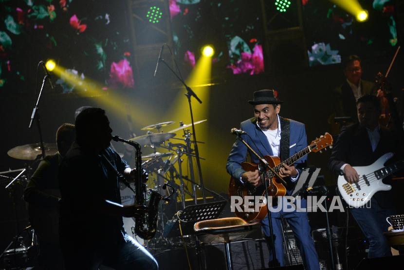 Glenn Fredly membawakan lagu dalan konser Harmonia:Titik Balik di Balai Sarbini, Jakarta, Kamis (14/2) malam.