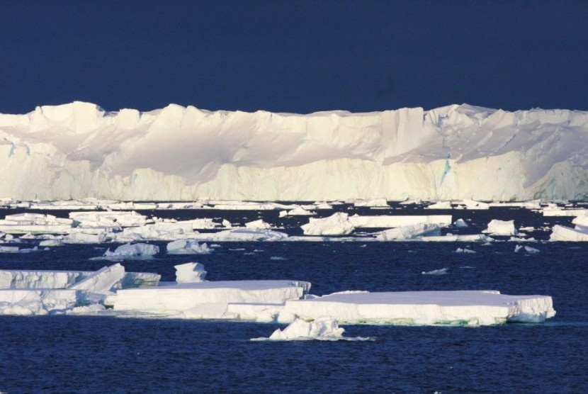  Gletser di tepi Antartika pecah atau membelah lebih cepat dibandingkan kemampuan alam menggantinya kembali. Satelit menunjukkan dalam 25 tahun terakhir kecepatan lelehan es lapisan terbesar di dunia itu naik dua kali lipat.
