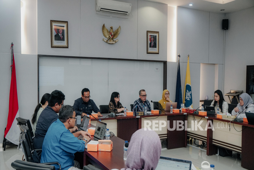 Global Environment Facility Small Grants Programme (GEF SGP) Indonesia dan IPB University bekerja sama mendorong pengembangan pangan dan inovasi komoditas berbasis masyarakat serta memperkuat program pengabdian masyarakat. Penandatanganan nota kesepakatan dilaksanakan di Ruang Sidang Majelis Wali Amanat (MWA) Universitas IPB, Bogor Timur, Jawa Barat, Senin (5/8/2025).