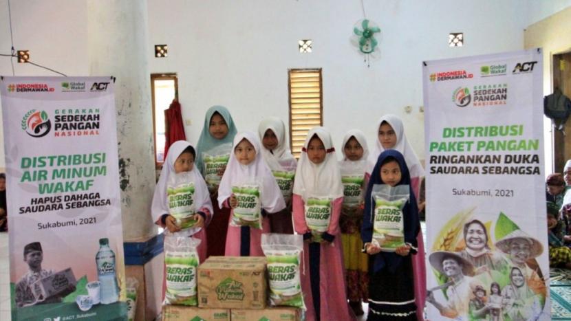  Global Wakaf-ACT memberikan bantuan berupa beras wakaf seperempat ton dan Air Minum Wakaf ke Pesantren Al-Ansor, sebuah tempat pembelajaran Alquran di sisi Sungai Cikaso, Desa Ciloma, Kecamatan Cibitung, Kabupaten Sukabumi. 