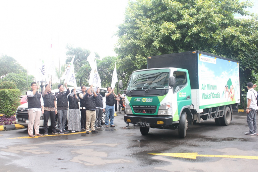 Global Wakaf Aksi Cepat Tanggap (ACT) memberangkatkan lima armada untuk mendistribusikan 1.000 karton Air Minum Wakaf ke lima titik masjid di Jakarta. 