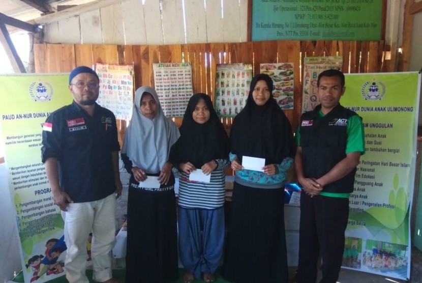 Global Zakat-ACT memberikan beaguru kepada 13 guru di Kabupaten Alor, Nusa Tenggara Timur. 