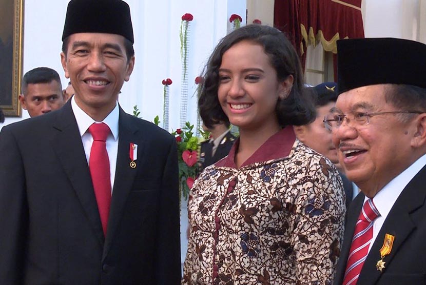Gloria diapit Presiden Joko Widodo dan Wapres Jusuf Kalla
