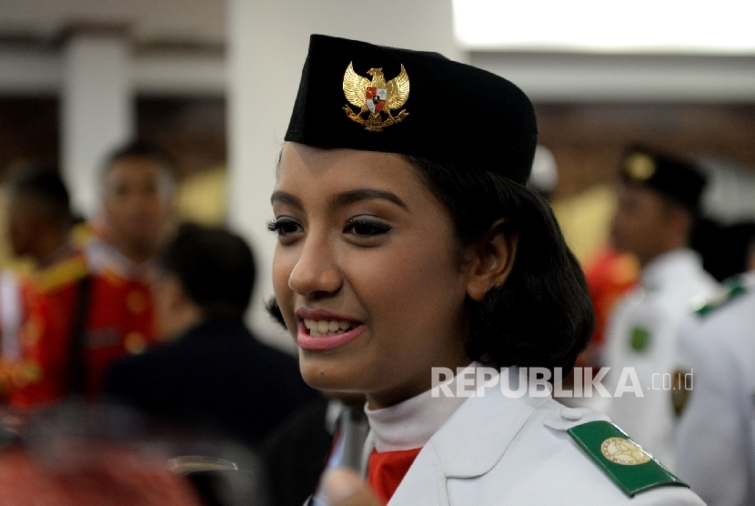 Gloria Natapraja Hamel bersiap dalam Pasukan Penurunan Bendera Pusaka, di Istana Merdeka, Jakarta, Rabu (17/8). Gloria Natapraja Hamel akhirnya bergabung dengan Tim Bima Paskibraka sebagai Penjaga Gordon. Sebelumnya, Gloria batal dikukuhkan menjadi anggota