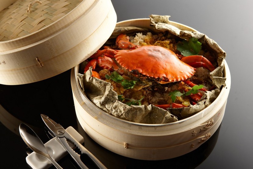 Steamed glutinous rice with mud crab.