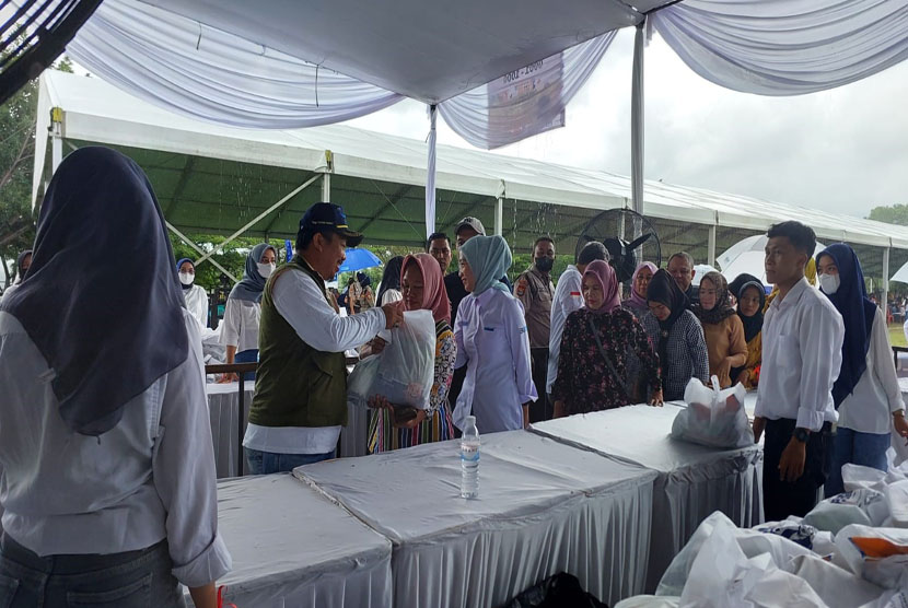 GM ASDP Cabang Bakauheni, Suharto melayani masyarakat pada kegiatan bazaar UMKM BUMN di Kabupaten Pesawaran, Lampung, Sabtu (5/11/2022)