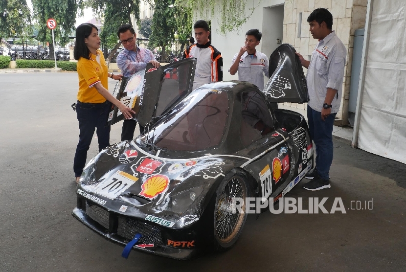 GM Axternal Relations PT Shell Indonesia Haviez Gautama (kedua kiri) dan Sosial Investment Manager PT Shell Indonesia Anita Setyorini (kiri) memperhatikan prototype dari kendaraan hemat bahan bakar yang akan mewakili Indonesia ke ajang Shell Eco-Marathon A