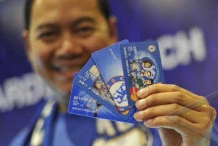  GM BNI Card Center Dodit Wiweko Probodjakti menunjukkan co-branding payments cards hasil kerjasama BNI-Chelsea saat peluncurannya di Jakarta tahun 2012 lalu.