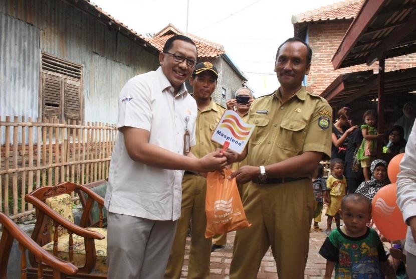 GM Coorporate Secretary Polytama, Dwinanto Kurniawan menyerahkan PMT di pos 1 Posyandu Tinumpuk.