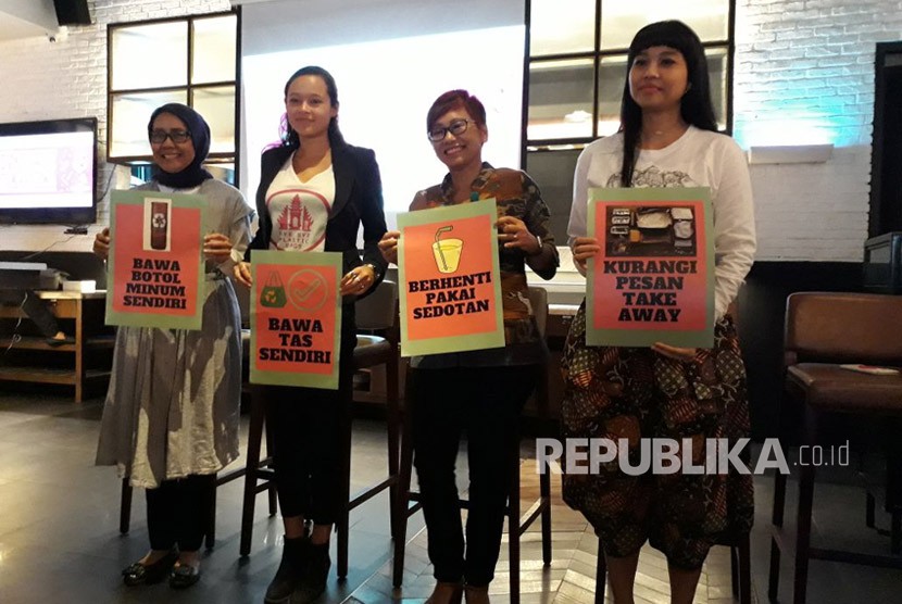 GM Corporate Communication The Body Shop Indonesia Rika Anggraini, Co-Founder of Bye Bye Plastic Bags & Satu Pulau Satu Suara Melati Mijsen, Aktivis Lingkungan dan Founder SustainableSuzy.com Suzy Hutomo, dan Dosen Ilmu Filsafat Lingkungan FIB UI Saras Dewi menunjukkan poster apa yang bisa kita lakukan untuk mengurangi penggunaan plastik dalam konferensi pers Kampanye Satu Pulau Satu Suara Stop Pencemaran Sampah Plastik Di Laut di Jakarta, Jumat (9/2).