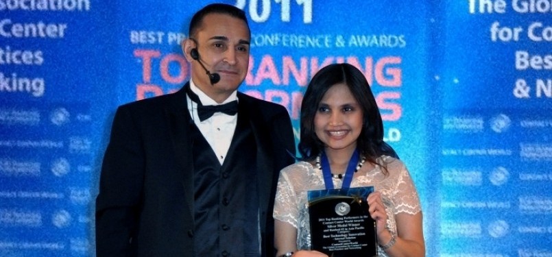 GM Customer Service XL, Cut Noosy (kanan), menerima penghargaan Silver Medal untuk kategori corporate Best Technology Innovation (In-house solution)  atas materi presentasi mengenai Best Technology Innovation dari Contact Center World Asia Pacific.