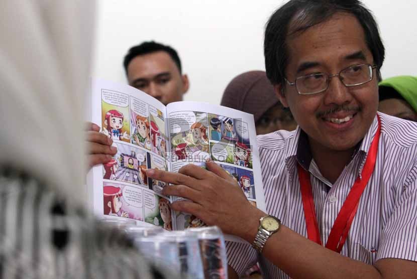 GM Elexmedia Ari Subagijo menunjukan buku 'Why Puberty' dalam kunjungan Pengusaha dan aktivis Fahira Idris, di Jakarta, Kamis (7/8).(Republika/Adhi Wicaksono)