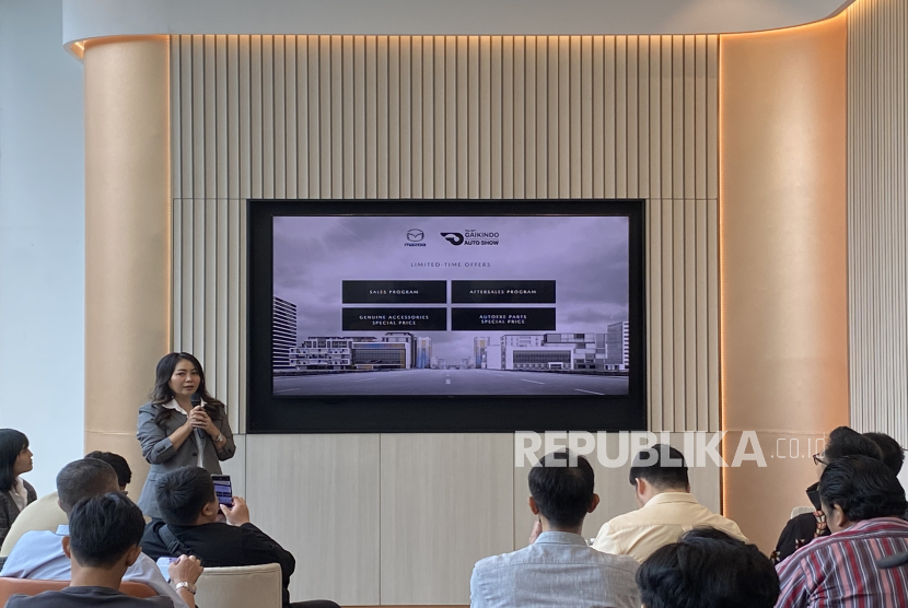 GM Marcomm PT Eurokars Motor Indonesia (EMI) Viya Arsawireja menjelaskan rencana penampilan Mazda di GIIAS 2025 di acara Mazda Indonesia Media Afternoon Dialogue di Jakarta, Senin (30/6/2025).