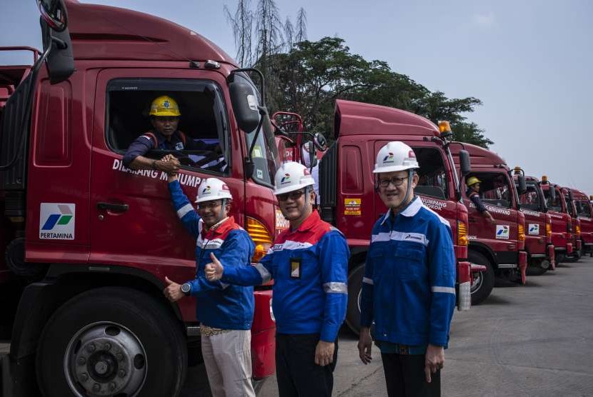 GM Marketing Operation Region III Pertamina Erry Widiastono (ketiga kanan), bersama Direktur Operasi Pertamina Patra Niaga Made Adi Putra (kedua kanan), dan Manager Supply dan Distribution MOR III Pertamina Gatot Ruseno (kanan) berfoto bersama Awak Mobil Tangki (AMT) yang akan berangkat untuk mendistribusikan BBM dan Avtur menuju ke Sulawesi, di Terminal Bahan Bakar Minyak (TBBM) Plumpang, Jakarta, Selasa (2/10). 