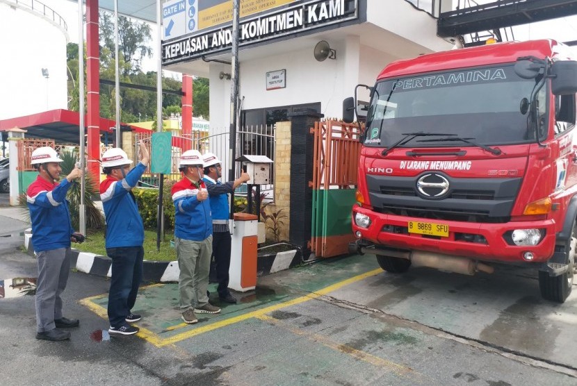 GM Marketing Operation Region VI, Made Adi Putra, meninjau kesiapan armada mobil tangki di Terminal BBM Balikpapan menjelang Bulan Ramadhan dan Idul Fitri 2018.