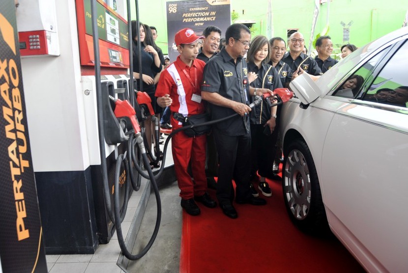 GM Pertamina Marketing Operation Region (MOR) VII Makassar Tengku Badarsyah (tengah) mengisi BBM Pertamax turbo ke salah satu kendaraan konsumen saat peluncuran Pertamax Turbo di Makassar, Sulawesi Selatan, Rabu (9/11).