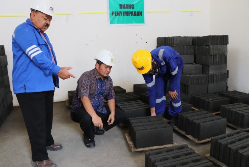 GM PLN Unit Induk Pembangkitan Tanjung Jati B (PLN TJB) Rahmat Azwin (berjongkok) mengecek produksi batoko timnya di PLTU Tanjung Jati B, Jepara, Jawa Tengah, Kamis (21/11/2019). Batako tersebut dibuat dari fly ash dan bottom ash (FABA) yang termasuk limbah bahan berbahaya dan beracun (B3