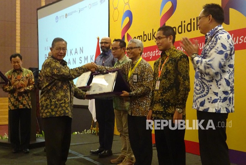 GM PT PLN Pusat Pendidikan dan Pelatihan (Pusdiklat) Wisnoe Satrijono (ketiga dari kanan) menerima penghargaan dari Menko Perekonomian Darmin Nasution sebagai BUMN Peduli Pendidikan Vokasi di Jakarta, Rabu (5/12/2018).