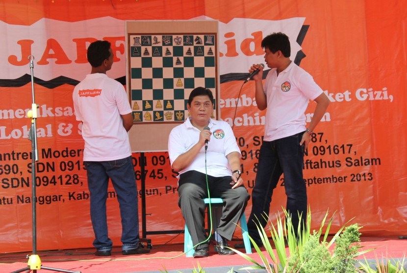 GM Utut Adianto melakukan catur buta dan berhasil mengalahkan atlet lokal Sumatra hanya dalam waktu lima menit
