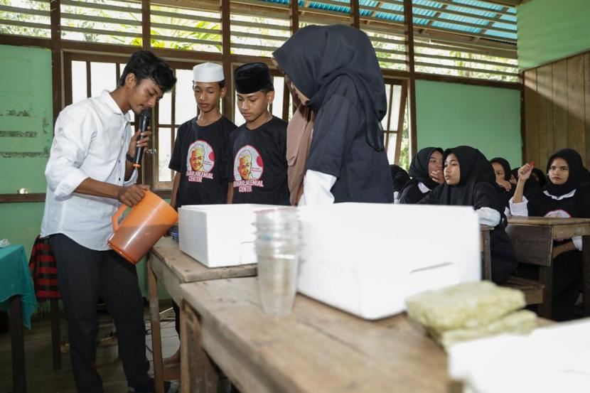 GMC Kalimantan Barat memberikan pelatihan penanaman dengan teknik hidroponik bertema Pelatihan Petani Milenial di Desa Sungai Segak, Kecamatan Sebangki, Kabupaten Landak, Kalimantan Barat. 