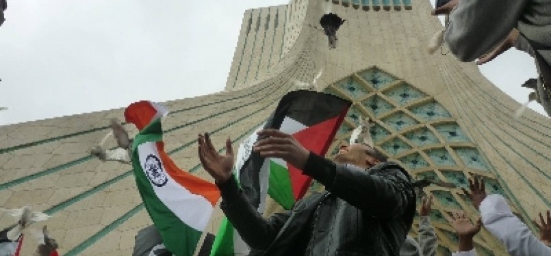 GMJ activists release white dove at Azadi National Monument, Tehran, Iran, last Saturday. This is a symbol of freedom of Palestine.  