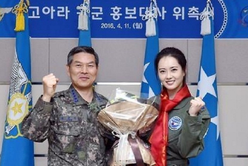 Go Ara dalam baluatan seragam Angkatan Udara Korea Selatan