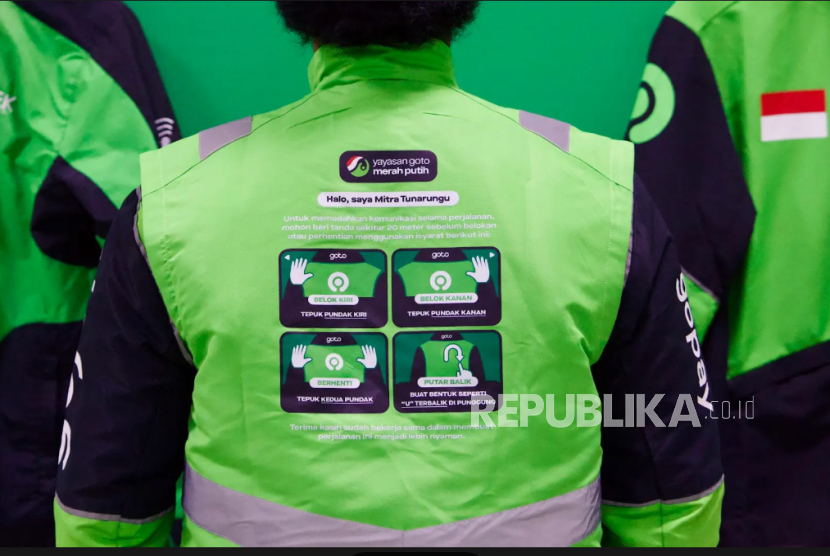 GO TO melalui Gojek dan YGMP membekali ratusan mitra driver ojol penyandang tunarungu dengan rompi khusus untuk membuat mereka berkomunikasi lebih lancar dengan pelanggan.