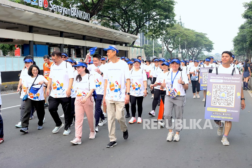 GoApotik mengajak masyarakat untuk hidup lebih aktif melalui kegiatan Fun Walk di area Car Free Day (CFD) Senayan, Jakarta