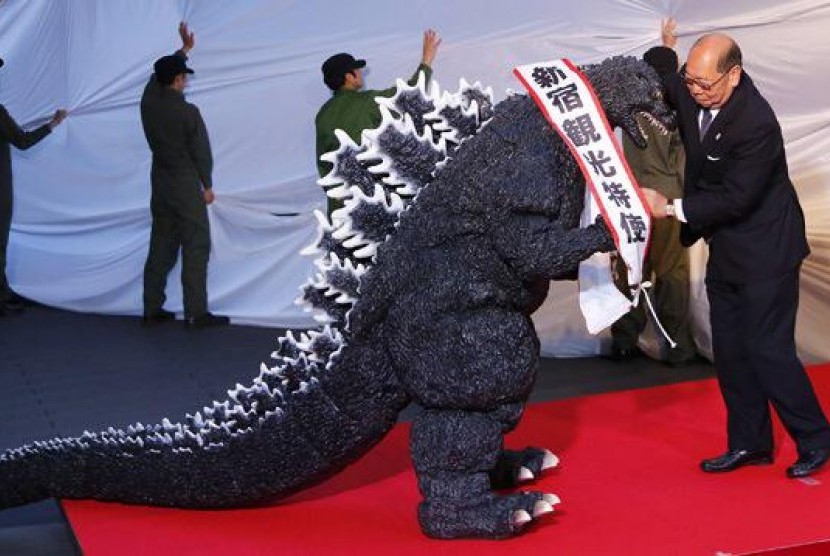 Godzilla saat upacara pemberian kewarganegaraan, 9 April 2015.