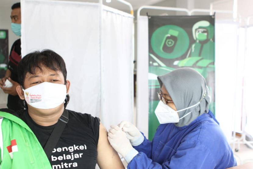 Gojek melaksanakan penyuntikan vaksinasi bagi driver di Cirebon, Rabu (9/6). 