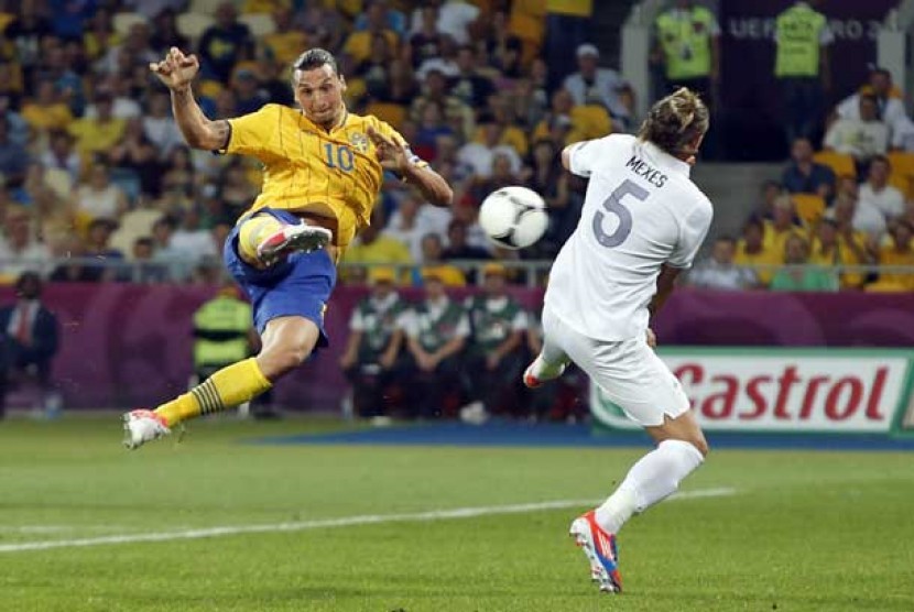  Gol akrobatik Ibrahimovic membawa Swedia unggul 1-0 atas Prancis di Stadion Olympic Kyev, Rabu(20/6).