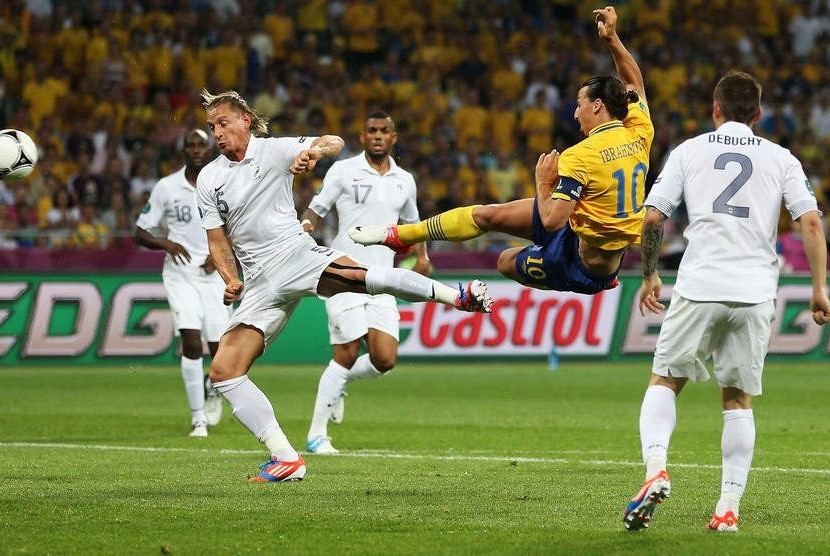 Gol akrobatik Ibrahimovic membawa Swedia unggul 1-0 atas Prancis di Olympic Stadium Kyev, Rabu(20/6)